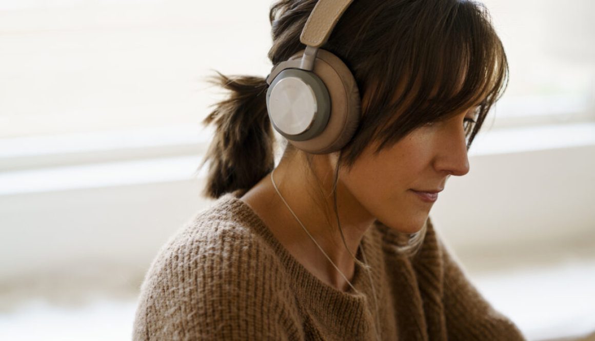 mulher-usando-tecnologia-de-fones-de-ouvido-sem-fio