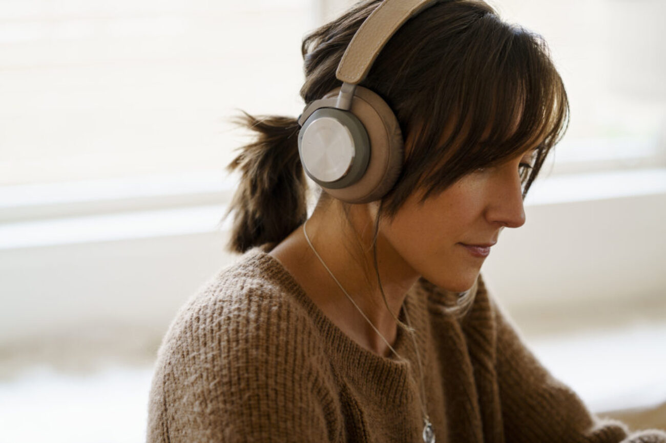 mulher-usando-tecnologia-de-fones-de-ouvido-sem-fio