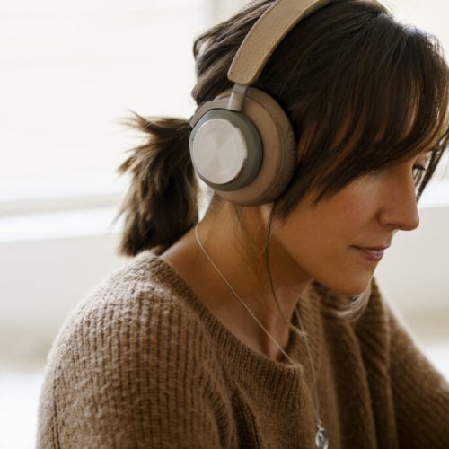 mulher-usando-tecnologia-de-fones-de-ouvido-sem-fio