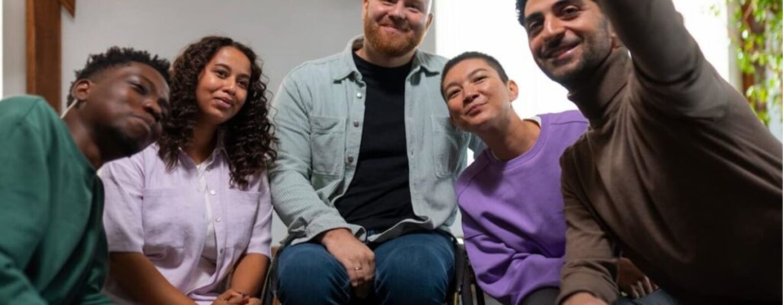 Pessoas renuídas tirando uma foto