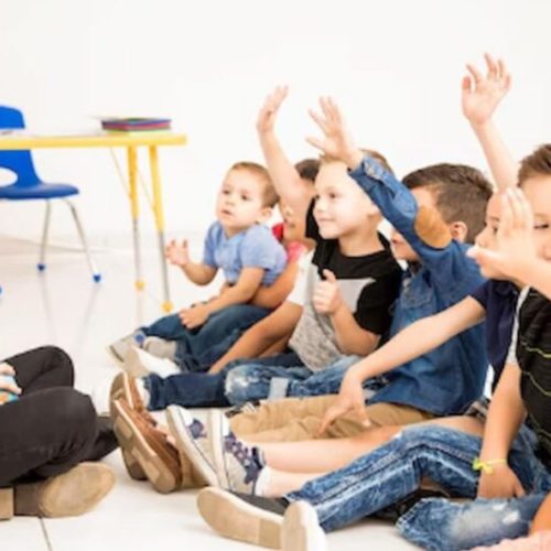 Crianças em uma sala de aula