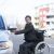 imagem de pessoa pcd entrando em carro