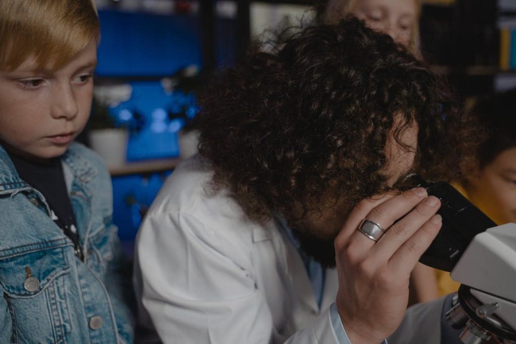 Mulher no microscópio