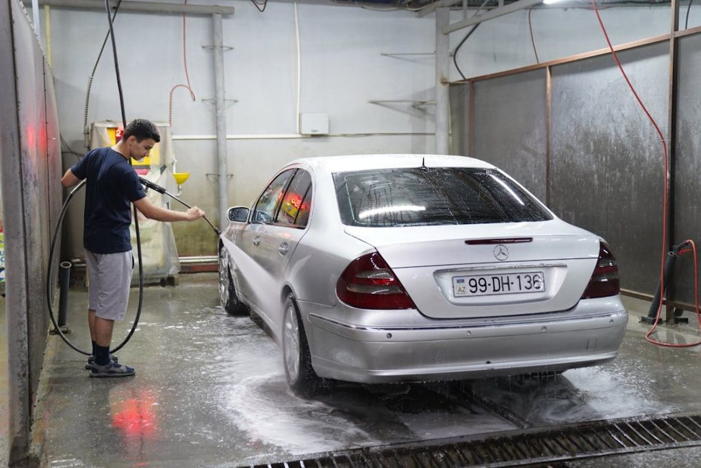 Homem lavando carro