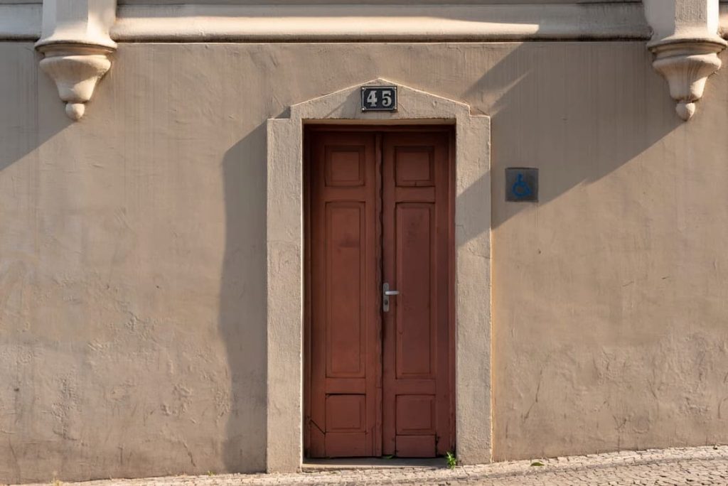 Porta em prédio antigo